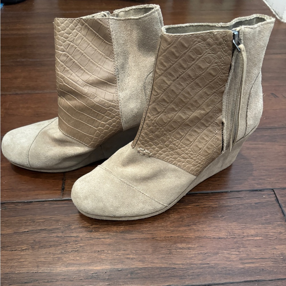 Tom’s Beige Textured Ankle Boots- New. Never worn. Size 10